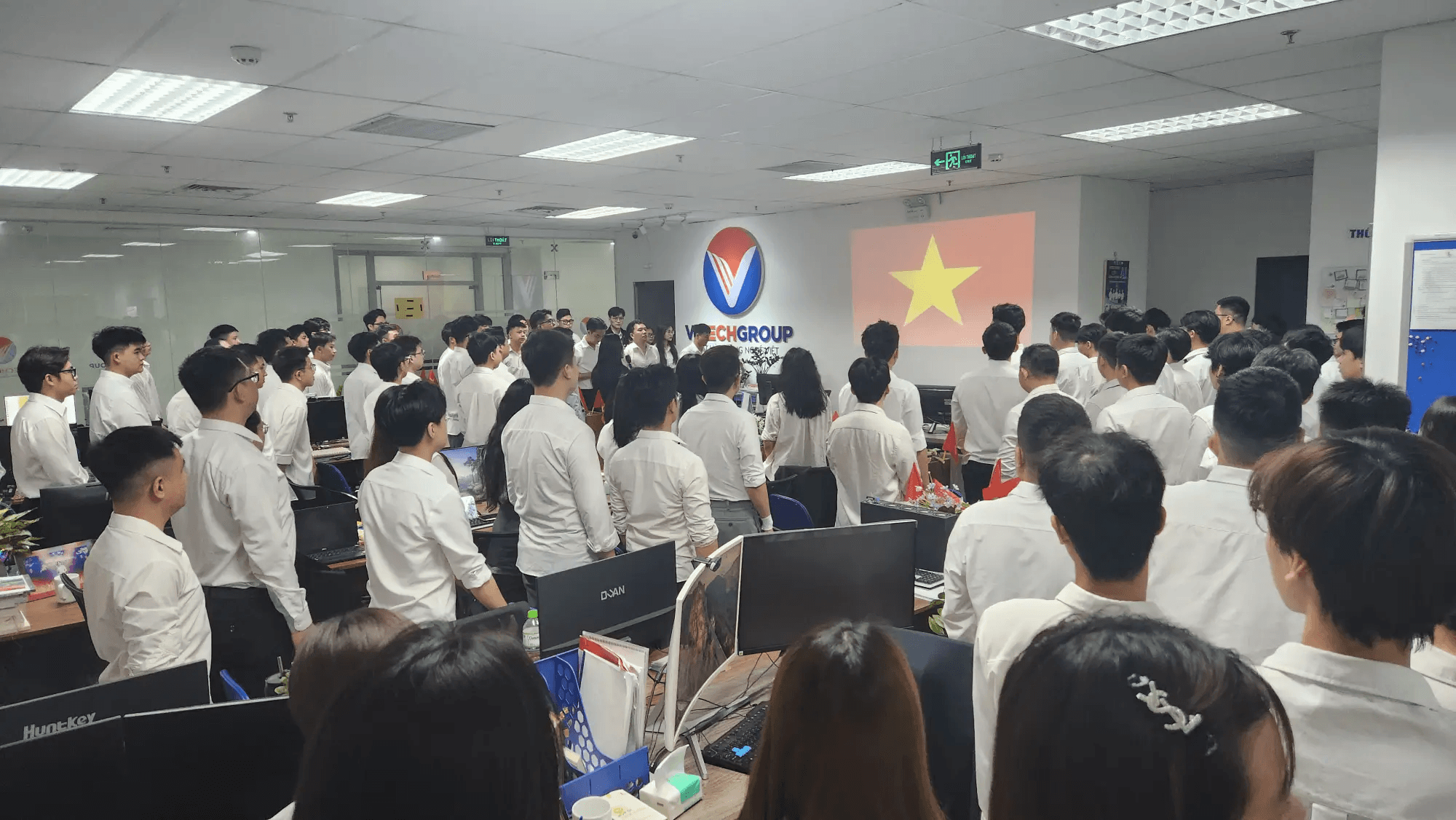 Văn Hoá Chào Cờ Tại VitechGroup – Nghi Lễ Gắn Kết Tinh Thần Người ViTech Mỗi Tuần